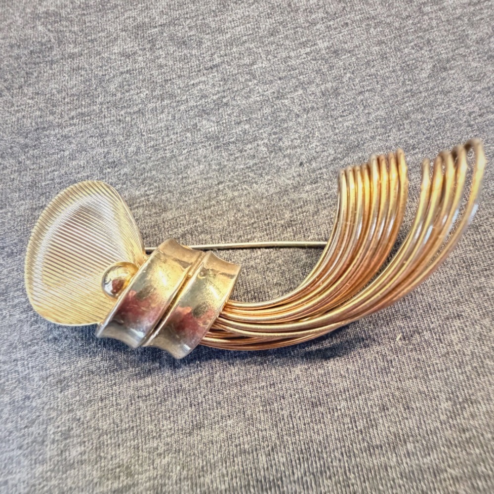 Brooch Gold Tone Calla Lily Mid Century Style 2.75in